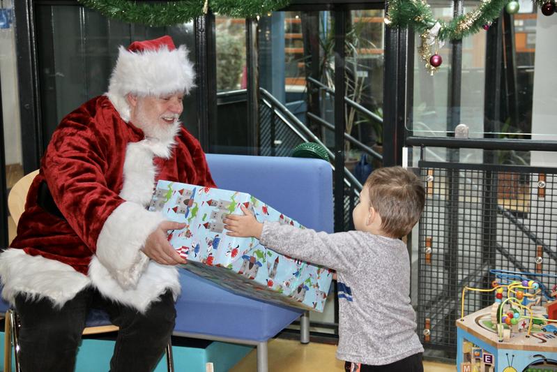 Arvid Kappas, Dekan der Constructor University, und Professor Alexander Lerchl, verkleidet als Weihnachtsmänner, überreichten den Kinder die Geschenke. 