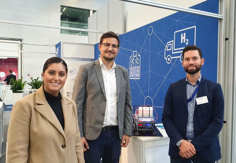 German-Canadian research collaboration: Mariam Awara of Pulsenics Inc, Matthias Welzl of the Centre for Energy Technology at the University of Bayreuth and Dr.-Ing. Stephan Wagner of SEGULA Technologies GmbH (left to right) at f-cell 2022 in Stuttgart.