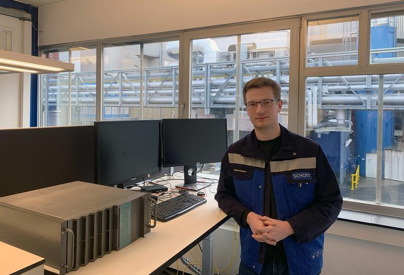 TH-Absolvent Niklas Heyden an seinem Arbeitsplatz als Elektroingenieur