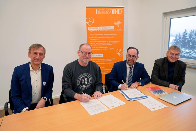 Hochschulpräsident Prof. Dr. Peter Sperber (2. v. l.) und LfP-Leiter Achim Uhl unterzeichnen die Kooperationsvereinbarung.