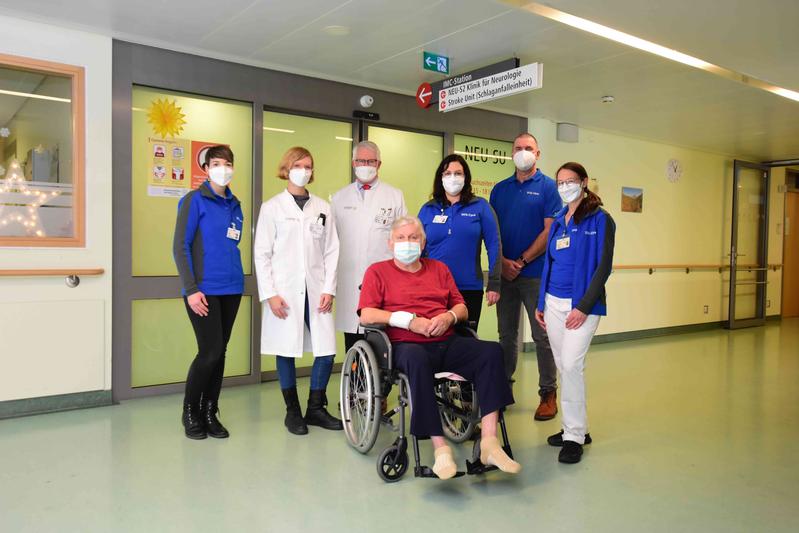 Das SOS Care Team (v.l.n.r.): Heike Trost, PD Dr. Jessica Barlinn, Leiterin von SOS-Care, Prof. Heinz Reichmann, Direktor der Klinik für Neurologie, Patient Burkhard Oppitz, Lisa Frost, Uwe Helbig und Nastasja Pfaff. 