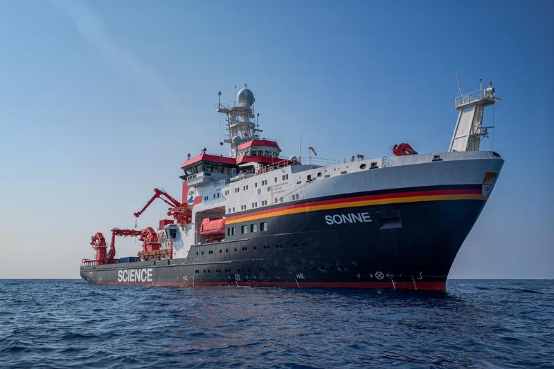 The current SONNE expedition focuses on human-induced pollutants in the sea on the one hand; on the other hand, the effects of oxygen-depleted conditions in the water column on biogeochemical cycles are investigated.