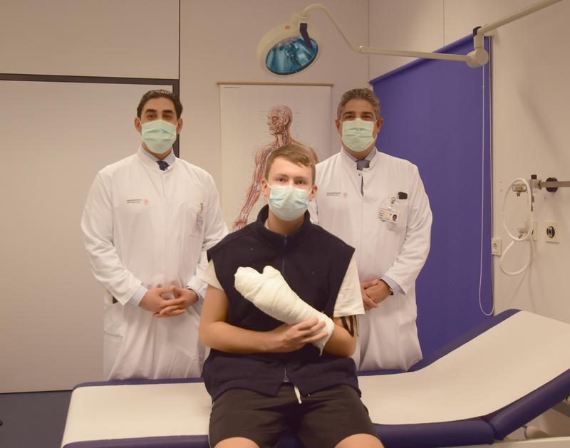 (v.l.n.r.) Dr. Seyed-Arash Alawi, Facharzt für Plastische und Handchirurgie hat Felix operiert. Prof. Adrian Dragu, Direktor für Plastische und Handchirurgie am OUPC befürchtet einen Nachholeffekt bei der Silvester-Knallerei mit schlimmen Folgen.