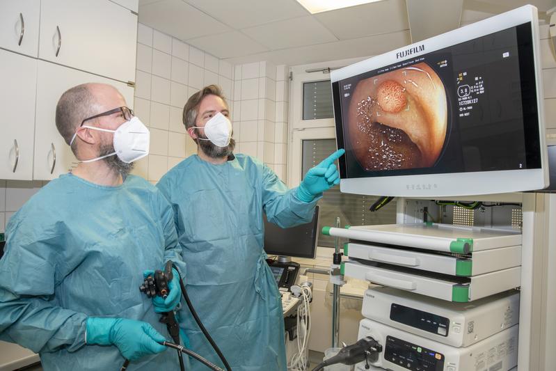Studie - KI unterstützte Koloskopie verbessert Überwachung von Darmkrebs bei Patienten mit Lynch-Syndrom: (v. li) Prof. Jacob Nattermann und Dr. Robert Hüneburg in der Endoskopie.