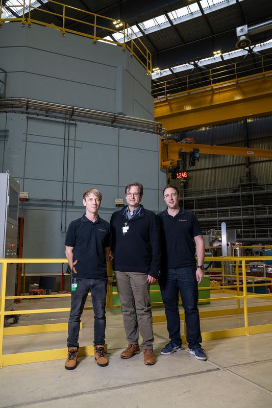 Phillippe Würsch (links) und Matthias Wagner (rechts) von ANAXAM schätzen die gute und enge Zusammenarbeit mit David Mannes vom PSI, die auch im Fall der Untersuchungen von Bremskolben erfolgreich verlief.