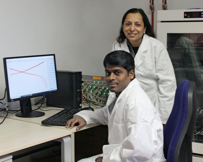 Dr. Sivaraj Pazhaniswamy (vorn) und Prof. Dr. Seema Agarwal an einer Anlage für Batterietests in einem Bayreuther Labor für Makromolekulare Chemie.“