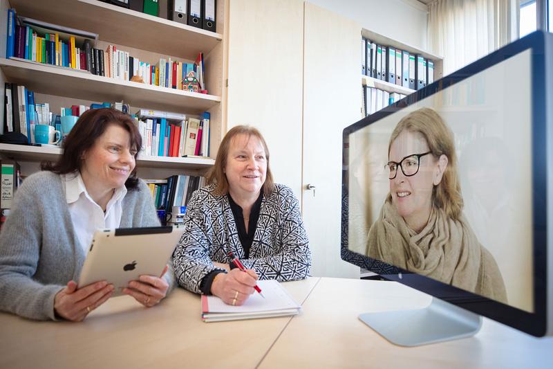 Die Trägerinnen des digifellowships 2023  (v. l.): Dr. Kerstin Richter, Prof’in Dr. Martina Hielscher-Fastabend im Videogespräch mit Dr. Petra Jaecks.