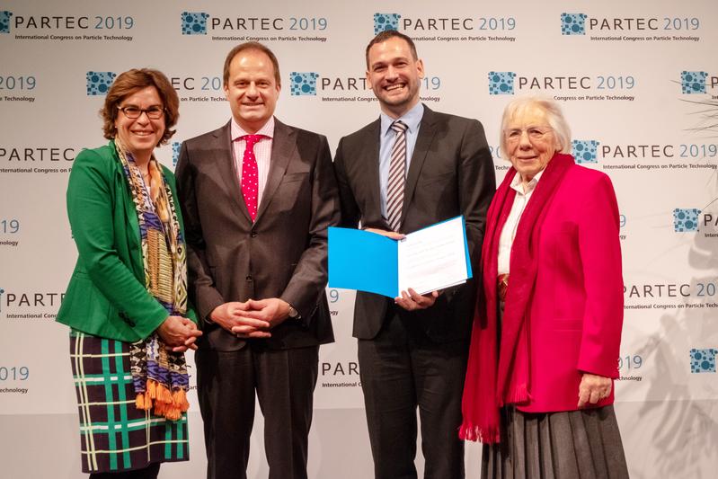 Frau Elisabeth Löffler mit Preisträger 2019 Prof. Dr.-Ing. Carsten Schilde, Laudator Prof. Dr.-Ing. Stefan Heinrich und GVC-Geschäftsführerin Dr. Ljuba Woppowa (vrnl; Bild: NürnbergMesse)