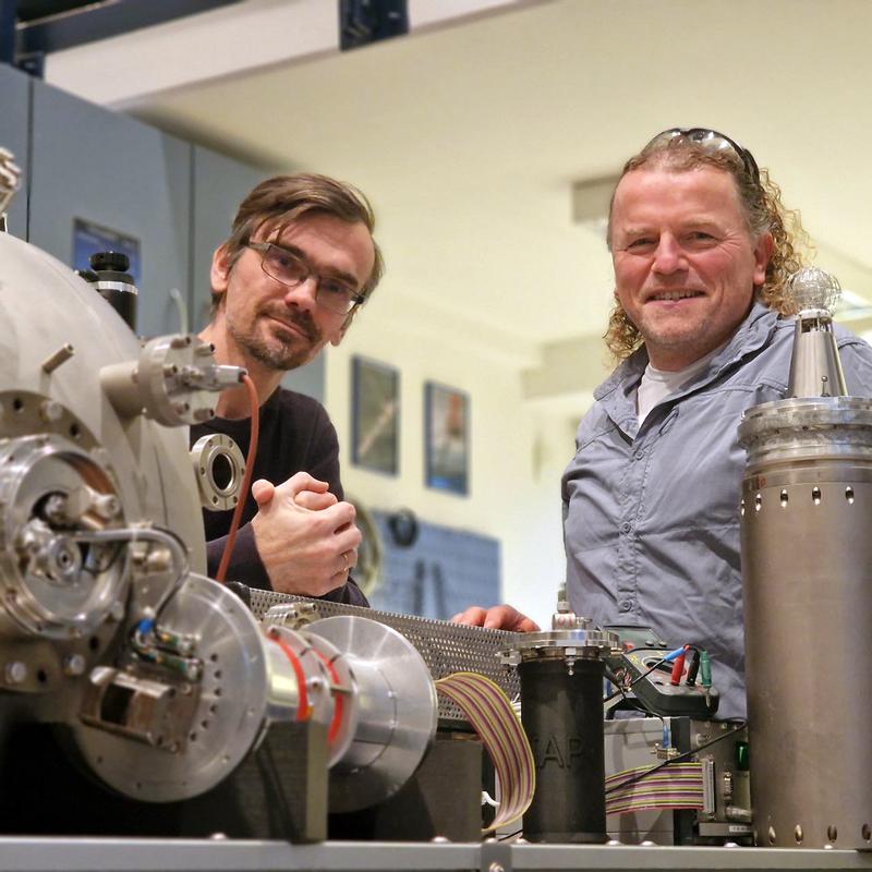 Die Wissenschaftler Dr. Boris Strelnikov und Dr. Gerd Baumgarten aus der Abteilung Optische Sondierung werkeln im Raketenlabor des IAP.