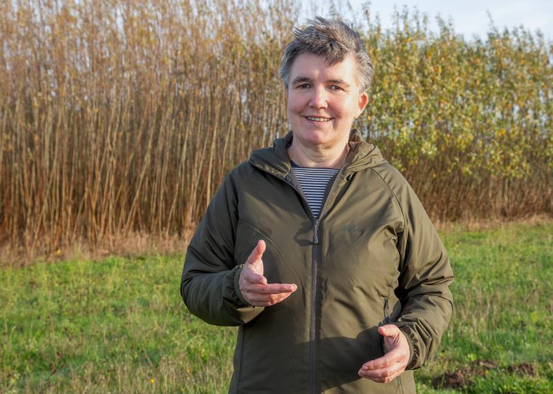 Christel Baum vor der Rostocker Versuchsfläche. 