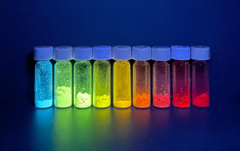 Polymer-​Fluoreszenzfarben gibt es neu auch in Rot.