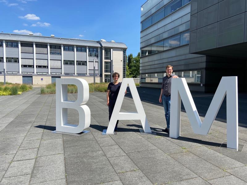 Dr. Franziska Emmerling und Dr. Björn Meermann von der BAM bringen ihre Expertise im Sonderforschungsbereich Fluor-Spezifische Wechselwirkungen ein.
