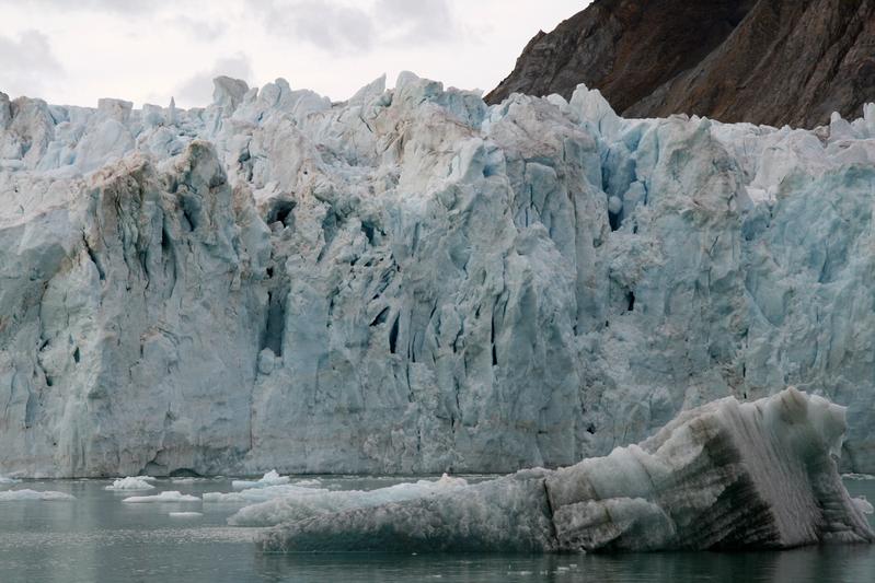 Gletscher werden bereits jetzt massiv durch die Folgen der Klimakrise in Mitleidenschaft gezogen. Im Bild: Kalbende Gletscherfront in Svalbard, Spitzbergen, Norwegen.