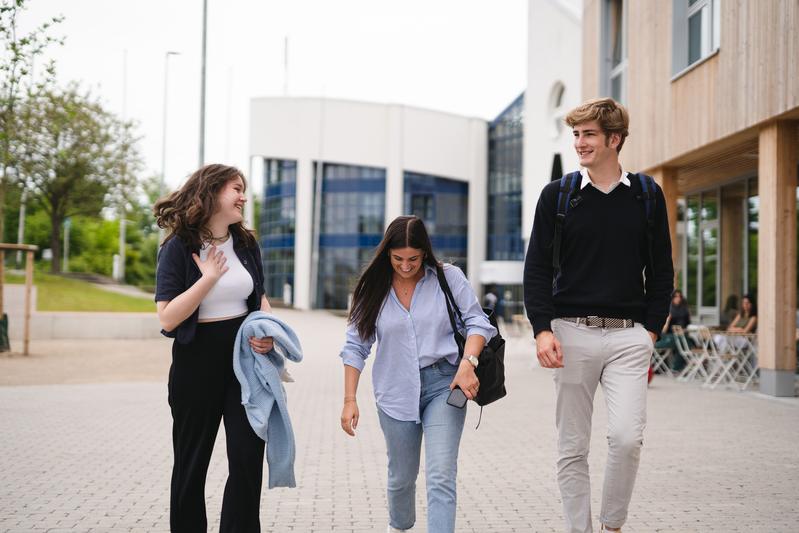 Studierende vor der Universität Witten/Herdecke 