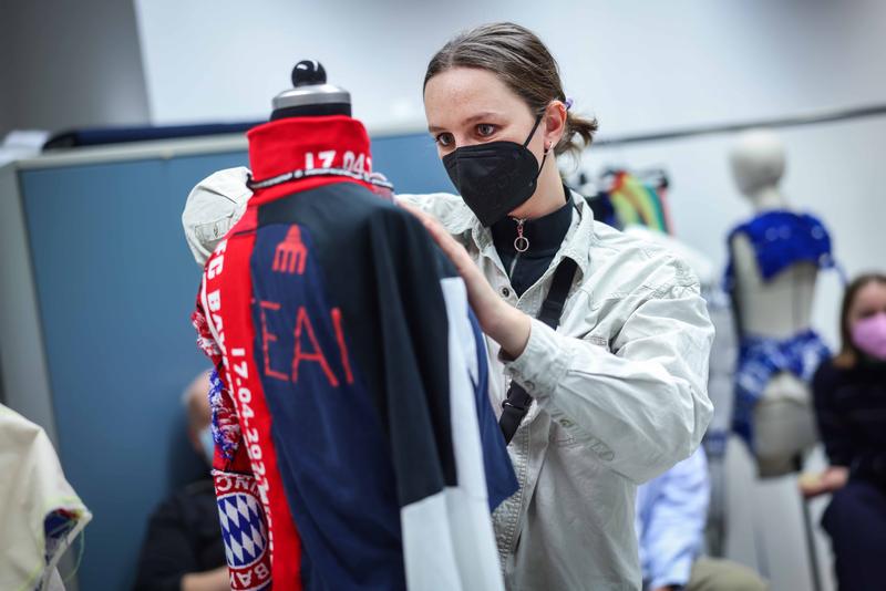 Mode-Studentin Isabel Niemann konzipiert rollstuhlgerechte Kleidungsstücke für Spielerinnen und Spieler der Rollstuhlmannschaft des DSC Arminia Bielefeld. 