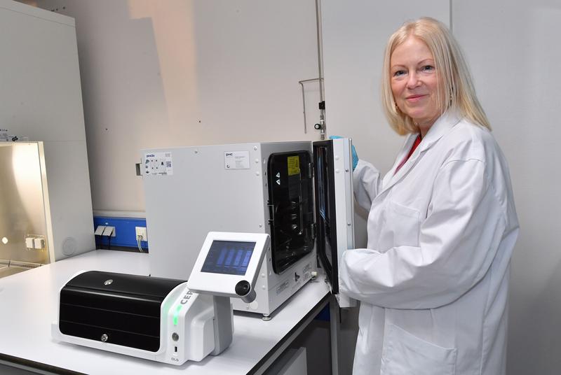 Projektleiterin PD Dr. Monika Röntgen am Bioreaktor, in dem das Zellwachstum erfolgt. 