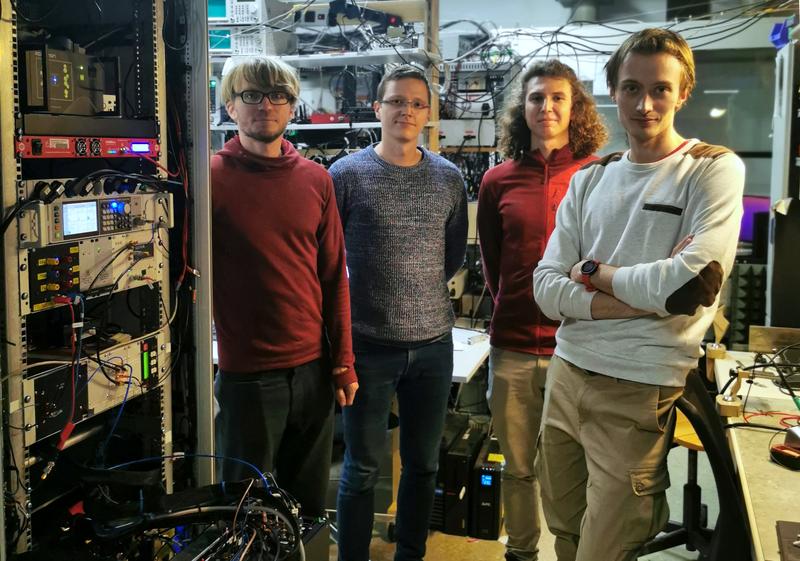 Mitglieder des Forschungsteams im Quantencomputer-Labor am Institut für Experimentalphysik der Universität Innsbruck.