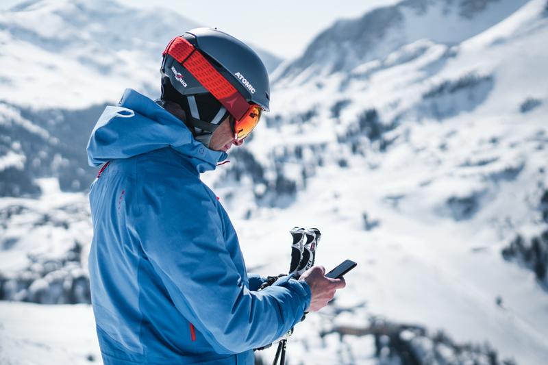 Mit smarter Skiausrüstung entwickelt von Atomic, Salzburg Research und der Universität Salzburg auf der Piste: Feedback zur Bewegungsqualität am Handy