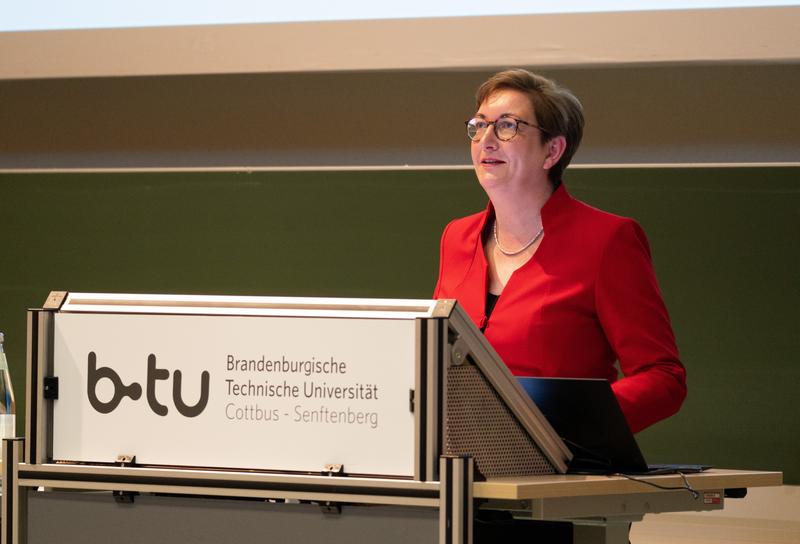 Bundesministerin für Wohnen, Stadtentwicklung und Bauwesen Klara Geywitz während ihres Gastvortrages vor den Studierenden.  