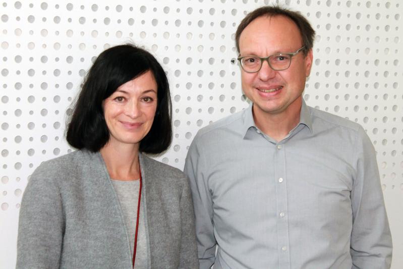 Prof. Dr. Nicole Trübswetter, Studiengangsleitung Ingenieurpsychologie, (links) freute sich über den Besuch von Dr. Markus Röhrig (MANN + HUMMEL) an der Hochschule Landshut.