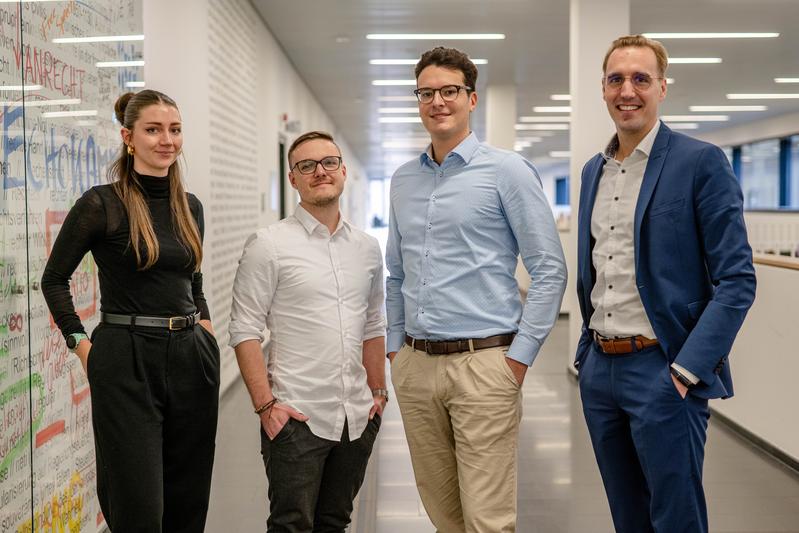 Charlotte Knickrehm, Jonas Ewertz, Dr. Doron Reichmann und Prof. Dr. Martin Nienhaus (von links) veröffentlichten das Paper.