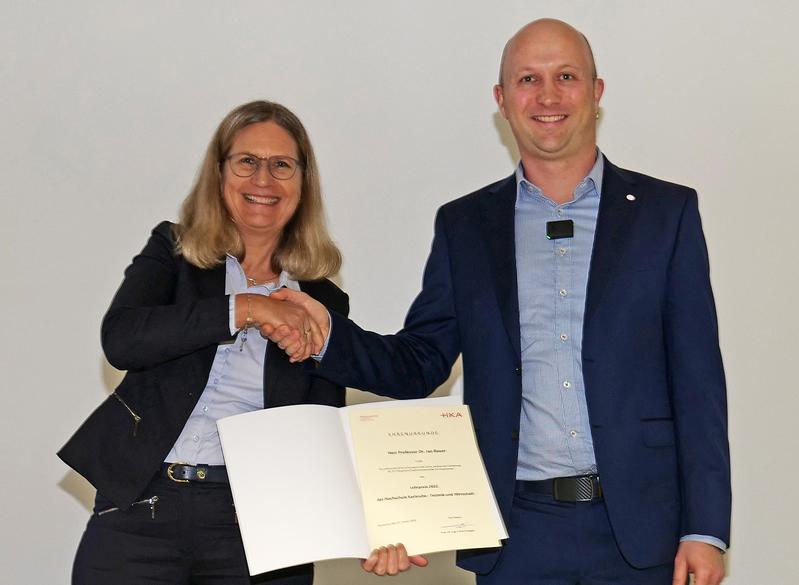 Prorektorin Prof. Dr. Angelika Altmann-Dieses überreicht den HKA-Lehrpreis während des Neujahrsempfangs an Prof. Dr. Jan Bauer aus der Fakultät für Elektro- und Informationstechnik