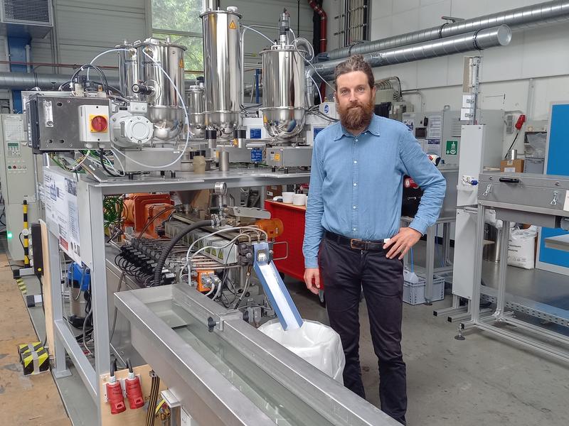 Dr. Boris Marx bei der Herstellung von PLA-Blend mit Stereokomplex-Kristallstruktur im Faserinstitut Bremen