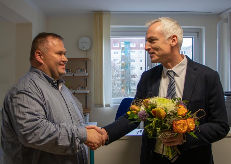 Der Wissenschaftliche Vorstand der Unimedizin Greifswald, Prof. Dr. Karlhans Endlich (re.), bedankt sich bei dem 10.000. Probanden des SHIP-Projektes, Fabian Feldt (45) aus Neuenkirchen.