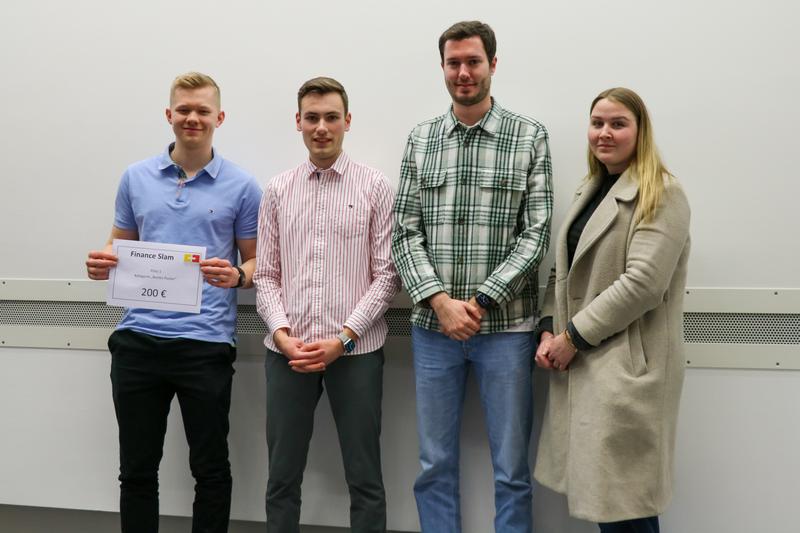 v.l. Finn Holtrup, Noah Schwarz, Jonas Heße, und Laureen Bimczok (Gewinnerteam des Poster-Wettbewerbs) 
