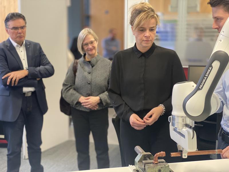 Blick unter die Haube des Innovationsmotors in OWL: Ministerin Mona Neubaur traf in Lemgo Fraunhofer-Direktor Professor Jürgen Jasperneite und Professorin Angelika Epple, stellvertretende Rektorin der Universität Bielefeld