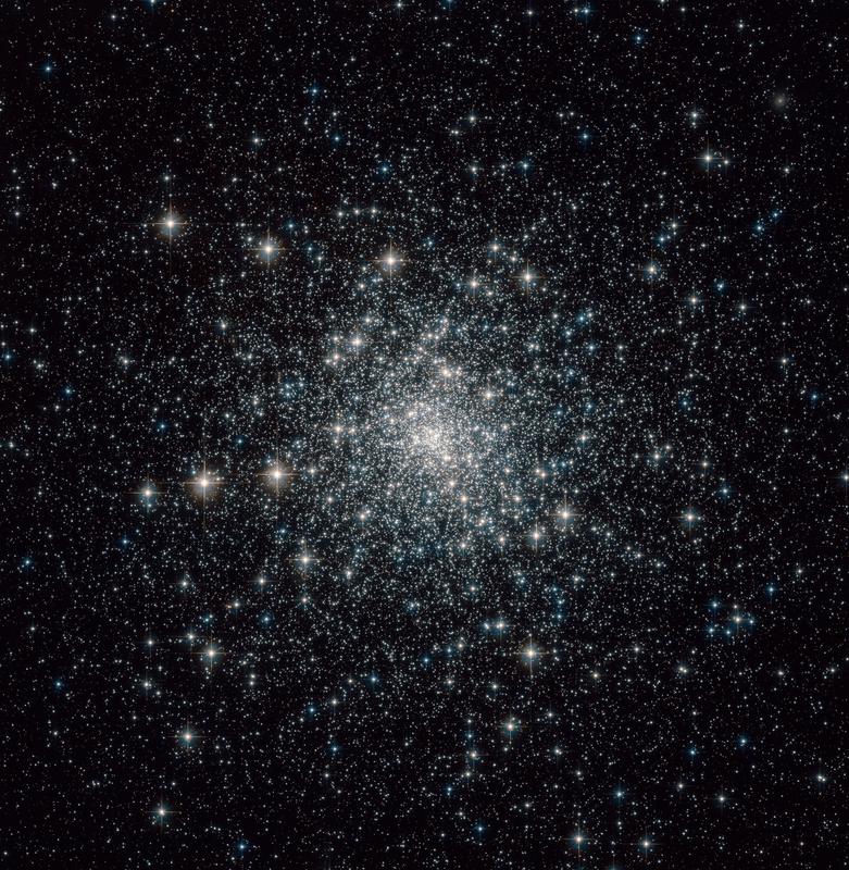 Bild des Kugelsternhaufens M30, aufgenommen mit dem Hubble-Weltraumteleskop. Der Millisekundenpulsar M30B (PSR J2140-2311B), der mit MeerKAT wiederentdeckt wurde, befindet sich in diesem Kugelsternhaufen.