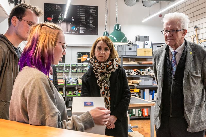 Der Ministerpräsident und die Wissenschaftsministerin im Gespräch mit Studierenden im Inno.Space der Hochschule Mannheim. 