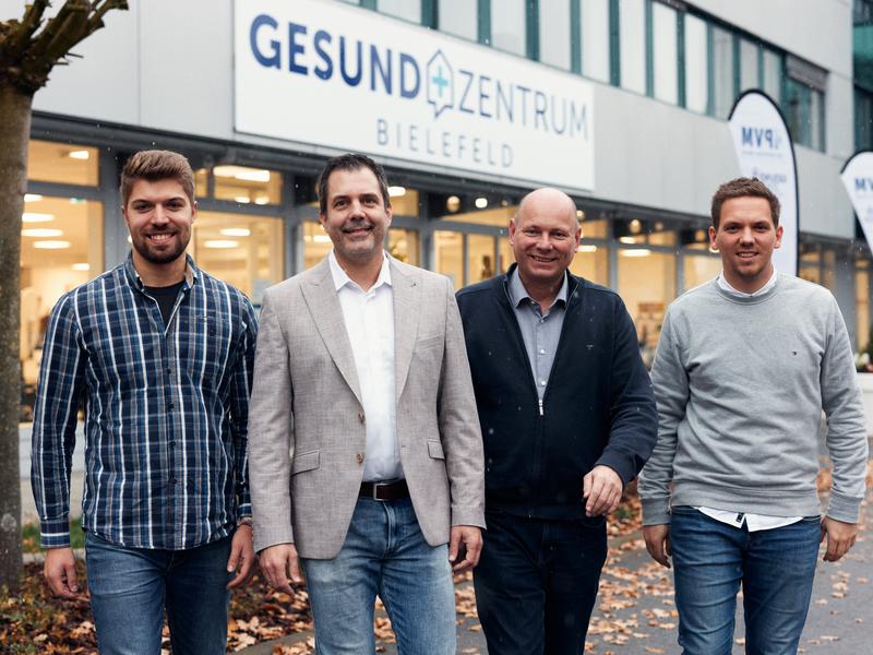 v.l.n.r.: Justin Baudisch, Prof. Dr. Thorsten Jungeblut, Prof. Dr. Udo Seelmeyer und Tobias Ehlentrup von der FH Bielefeld.