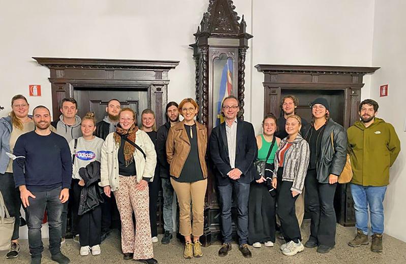 Die Studierenden im Rathaus der Stadt Brixen, in der Mitte Stadträtin Dr. Monjka Leitner, daneben Prof. Dr. Dieter Kulke 