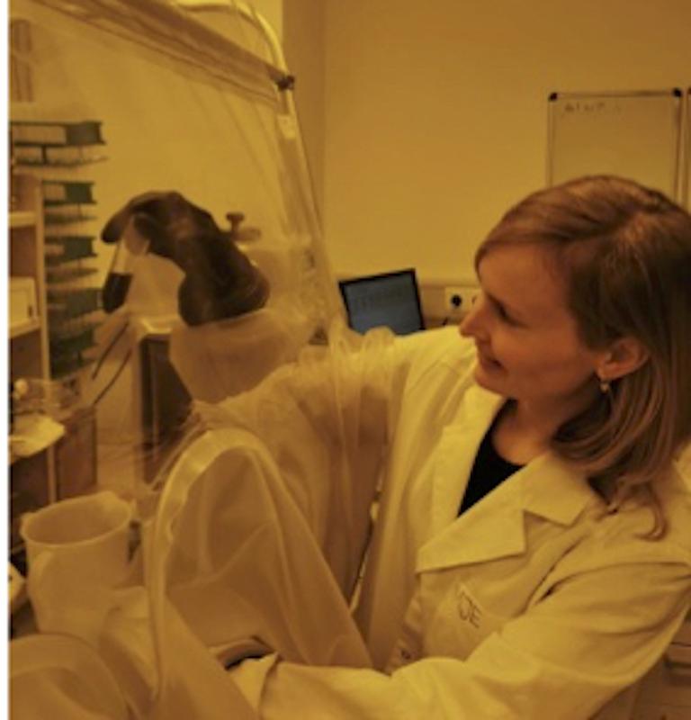 Marion Jespersen with the purified F420-dependent sulfite reductase (Fsr). The black colour comes from all the iron involved in the reaction. Experiments are carried out in an anaerobic chamber and under artificial light.