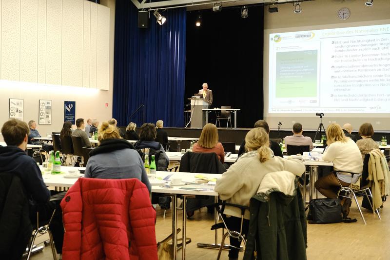 Teilnehmende aus 8 Bundesländern und Luxemburg im Kommunikationsgebäude des Umwelt-Campus.