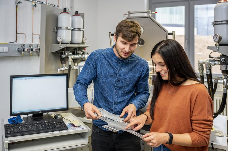 Studierende in  informatik-, ingenieur- oder geowissenschaftlichen Studiengängen profitieren an der TU Freiberg von gut verfügbaren Plätzen in Labor-Praktika. 