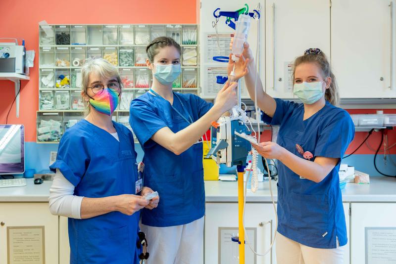 (v.l.n.r.) Die erfahrene Pflegerin Anke begleitet die Schülerinnen Juliane und Maria bei ihren Einsätzen auf einer Station der Klinik für Kinderchirurgie..