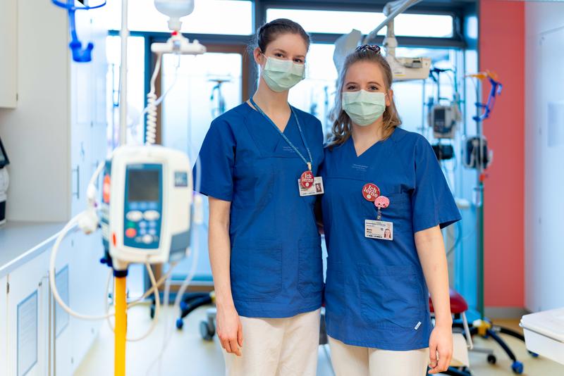 Juliane und Maria stehen nach drei Jahren Ausbildung am Uniklinikum kurz vor ihren Abschlussprüfungen zur Pflegefachfrau mit der Vertiefung Pädiatrie.