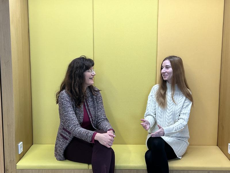 Information für Ihre BU: Professorin Annett Großmann (links) mit der Studentin Mariia Kosa (rechts) im Gespräch am Sontheimer Campus der HHN.