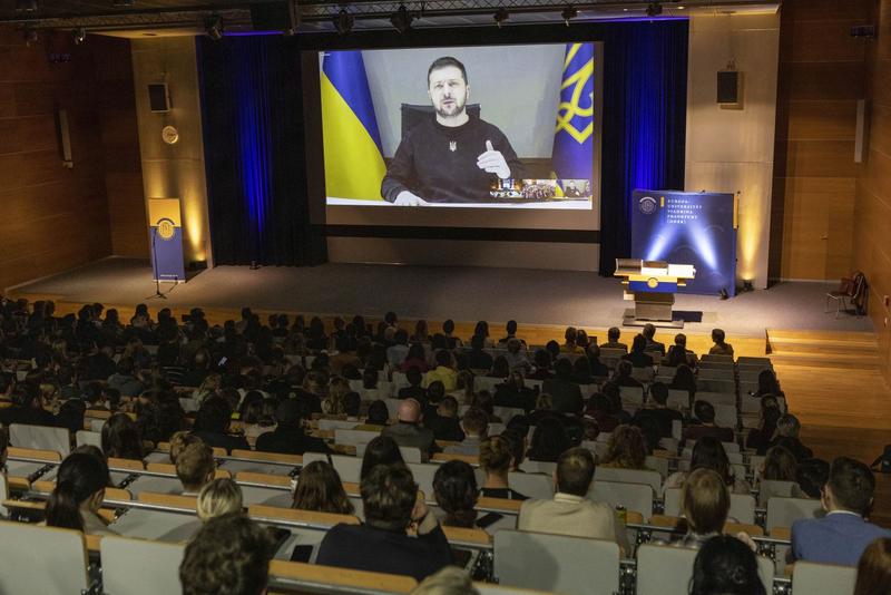 Wolodymyr Selenskyj spricht zu Studierenden und Beschäftigten im Hörsaal der Europa-Universität Viadrinana