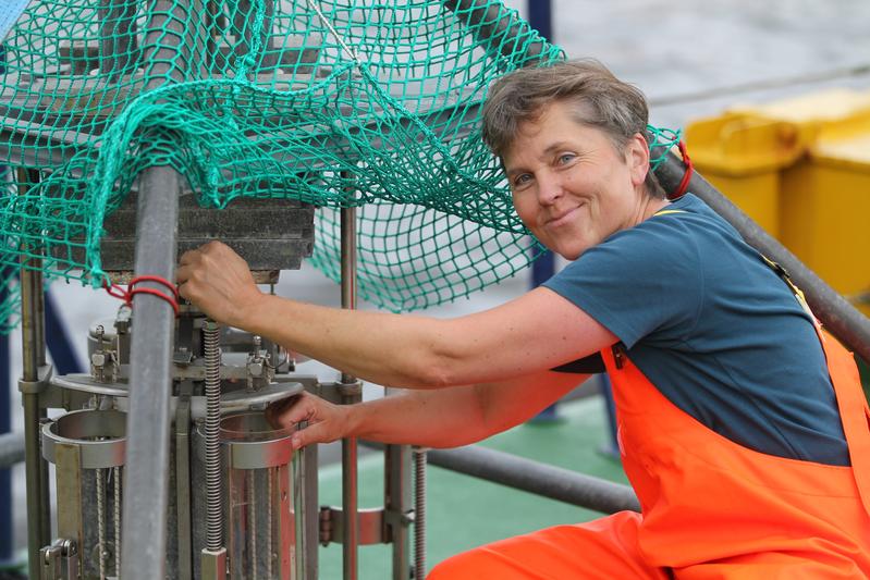 Professorin Maren Voss bei der Arbeit an Deck auf einem Forschungsschiff 