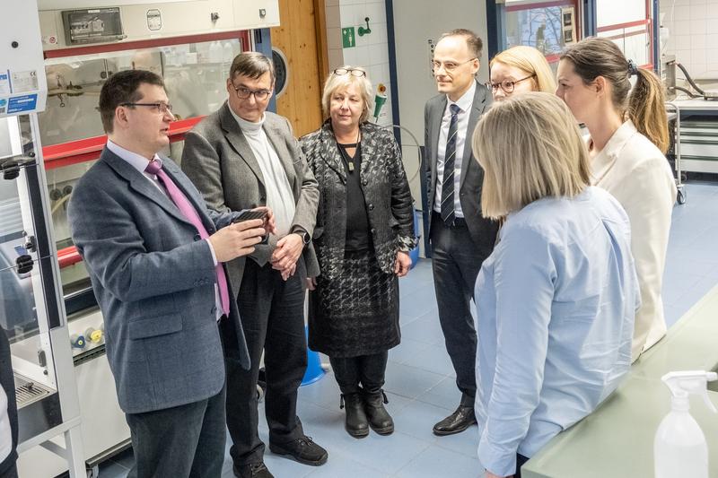 Laborleiter Prof. Dr. Percy Kampeis (links) mit Präsidiumsmitgliedern, Beschäftigten des Ministeriums und Staatssekretär Dr. Alt (4. v. l.) im Labor Bioaufbereitung.