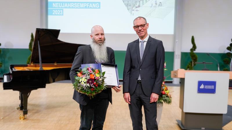 (v. r.) Prof. Dr. Johannes Blömer, Vizepräsident für Forschung und wissenschaftlichen Nachwuchs der Universität Paderborn, gratulierte PD Dr. Adrian Keller beim diesjährigen Neujahrsempfang zur Auszeichnung mit dem Forschungspreis.