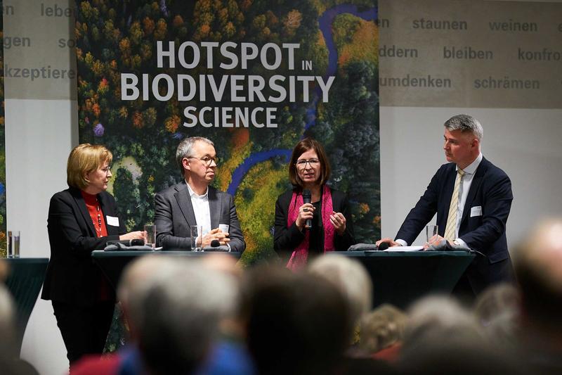 Podiumsdiskussion mit Dr. Christiane Paulus, Abteilungsleiterin Naturschutz des BMUV (li.), Olaf Bandt, Vorsitzender des BUND (2. v.li.), Prof. Aletta Bonn (UFZ, iDiv) (2. v.re.) und Andreas Jahn, Bundesgeschäftsführer des BMVW (re.)