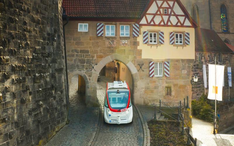 Zukunftstechnologie in historischem Ambiente: Kronach ist beim Autonomen Fahren ganz vorne mit dabei - und die autonomen Shuttles sind auch eine touristische Attraktion. 