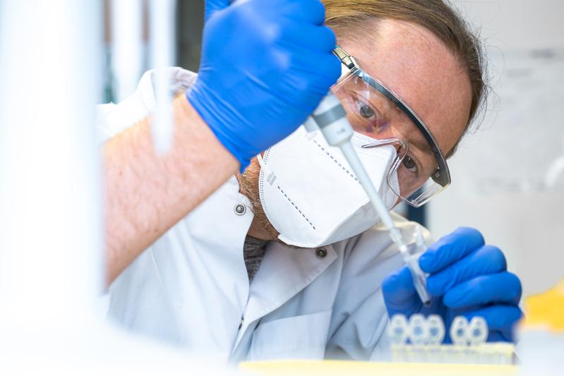 Dr. Christoph Schultheiss from University Medicine Halle profiling molecular blood levels.