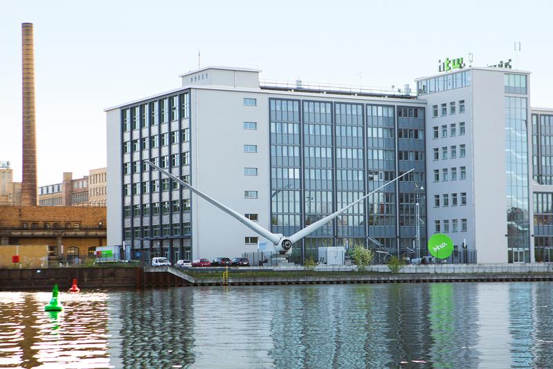 Gebäude der HTW Berlin mit Windrad und Phototovoltaik