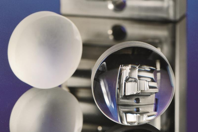 Linse aus Quarzglas geschliffen (links) und laserpoliert (rechts). Durch die laserpolierte Linse ist ein laserpoliertes Bauteil aus Werkzeugstahl zu sehen.