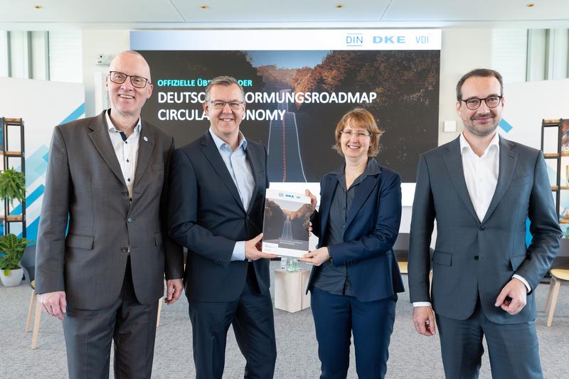 Dieter Westerkamp, VDI-Direktor, Christoph Winterhalter (DIN), Christiane Rohleder, Staatssekretärin (BMUV), Florian Spiteller (DKE) 